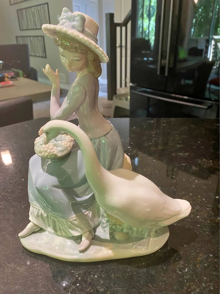 Lladró “Goose Trying to Eat” (5034) figurine (mint condition)
