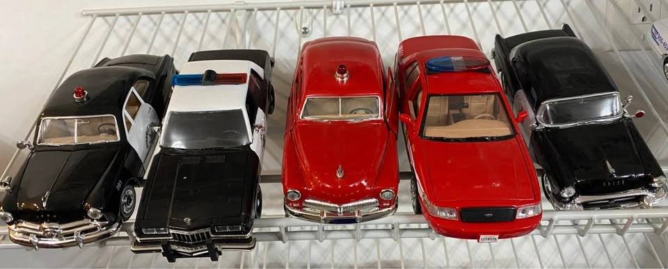 Die Cast Police Cars 1:24 - photo 2