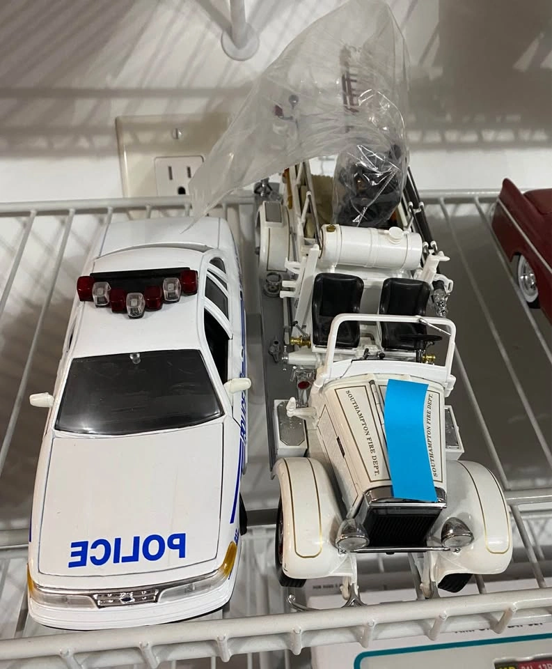 Die Cast Police Cars 1:24 - photo 3