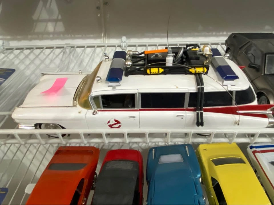 Famous Movie Car Die Cast 1:18 lot - photo 3