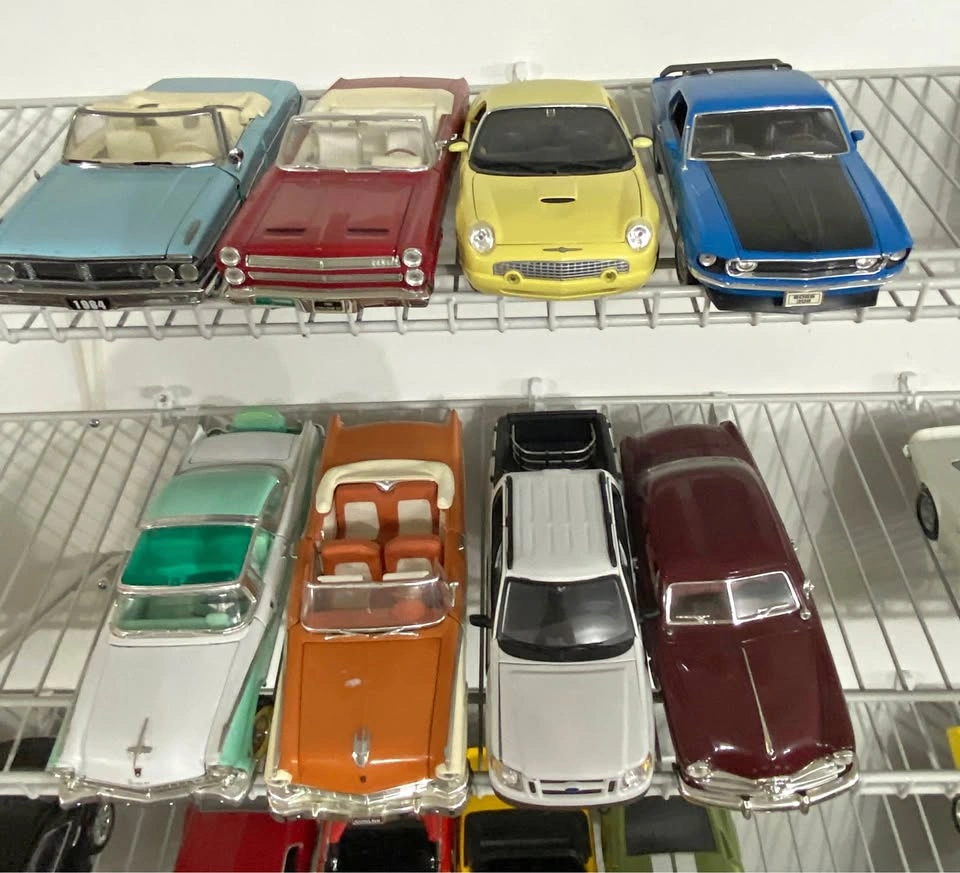 Ford Die Cast 1:18 lot