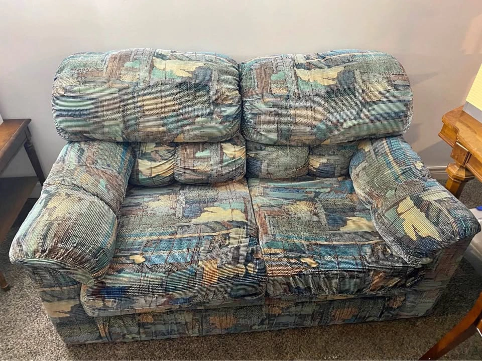 FREE LOVE SEAT