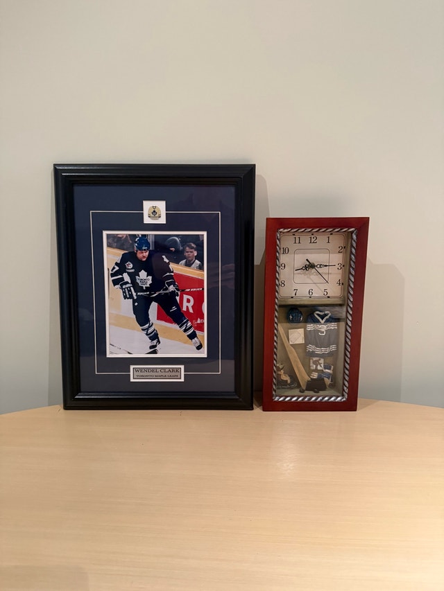 Wendel Clark Toronto Maple Leafs Framed Photo and Wall Clock