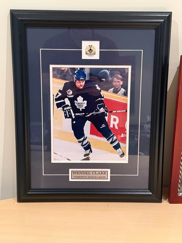 Wendel Clark Toronto Maple Leafs Framed Photo and Wall Clock - photo 3