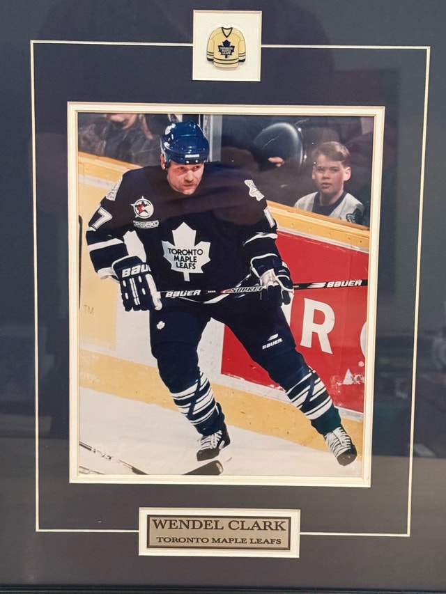 Wendel Clark Toronto Maple Leafs Framed Photo and Wall Clock - photo 4
