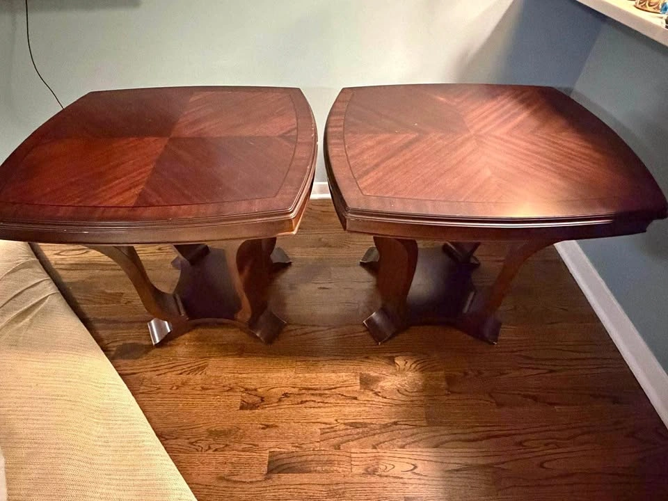 Elegant Traditional Mahogany End Tables – Set of 2