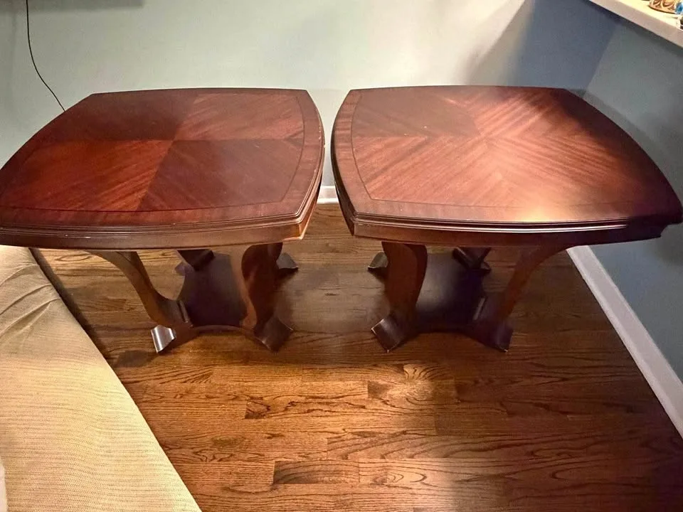 Elegant Traditional Mahogany End Tables – Set of 2