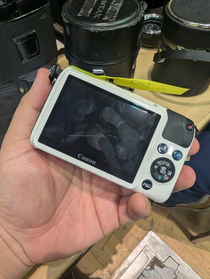 White Canon EOS M Camera - photo 2