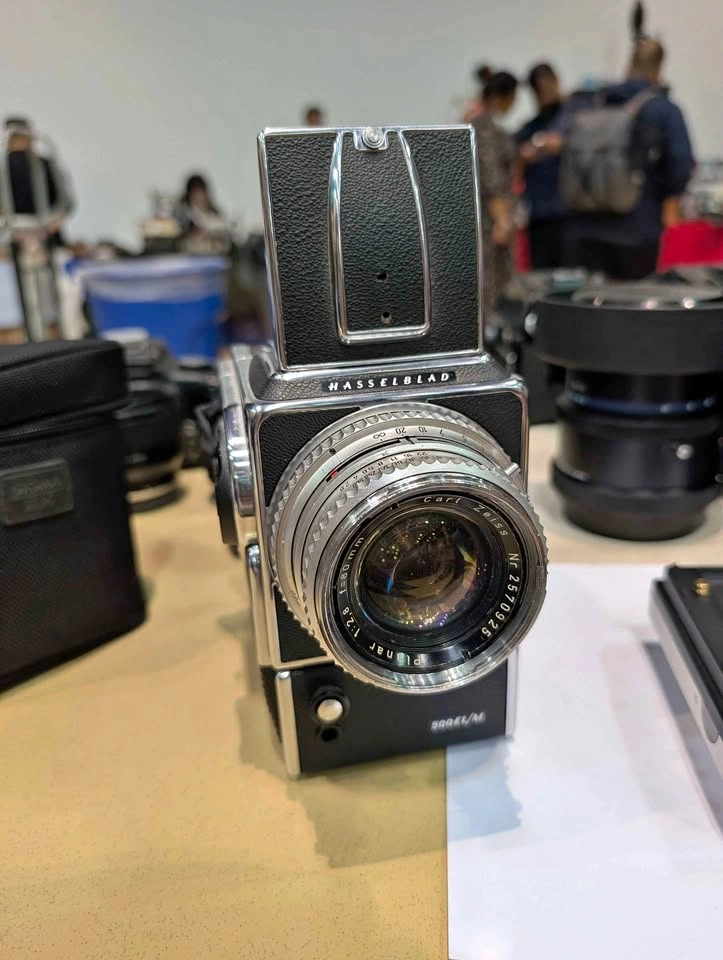 Hasselblad 500EL/M Carl Zeiss Planar 80mm f/2.8 lens