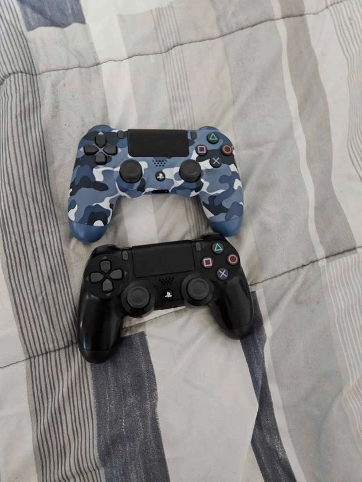 Ps4 Pro 1tb + 2 Controllers + 8 Games + Accesories - photo 2