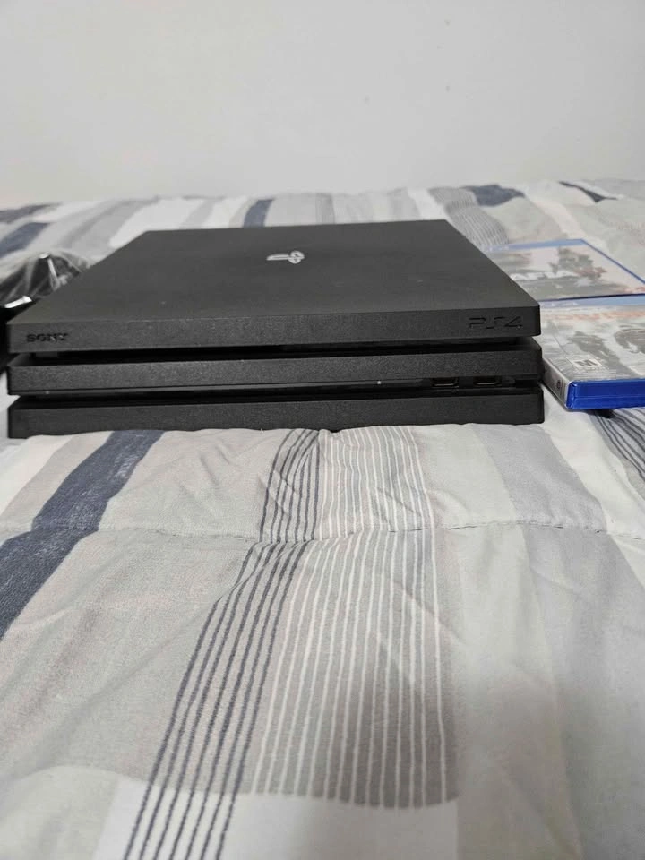 Ps4 Pro 1tb + 2 Controllers + 8 Games + Accesories - photo 3