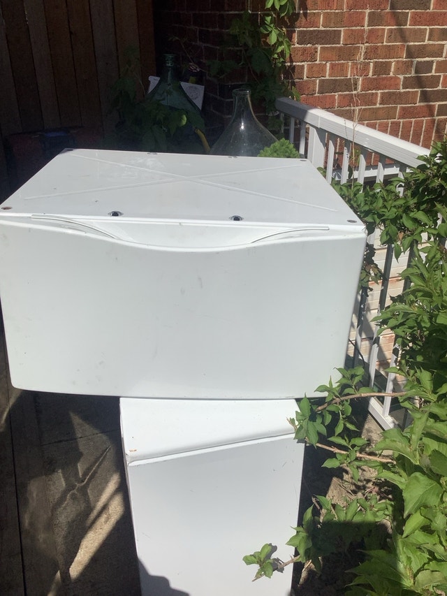 LG pedestals