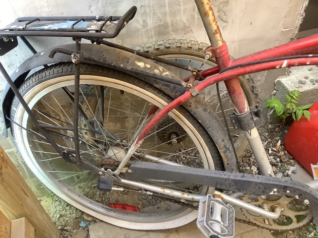 Vintage Raleigh 3-speed cruiser bicycle in red - photo 2