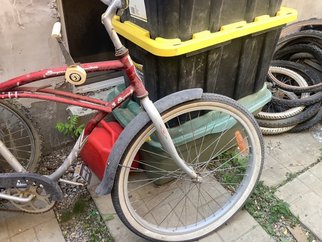 Vintage Raleigh 3-speed cruiser bicycle in red - photo 3