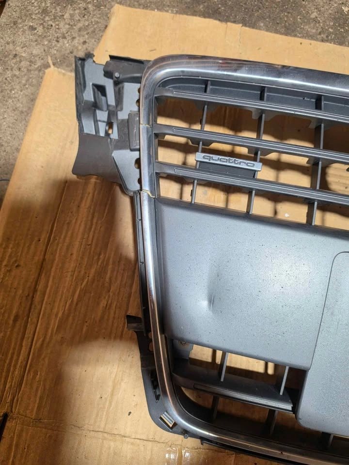 B8 A4 OEM Front Grille - Comes with Audi Badge - photo 2