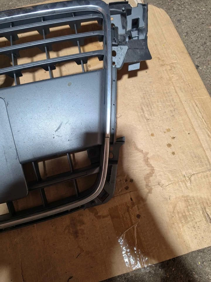 B8 A4 OEM Front Grille - Comes with Audi Badge - photo 3