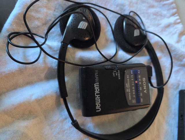 Vintage Sony Walkman AM/FM Radio