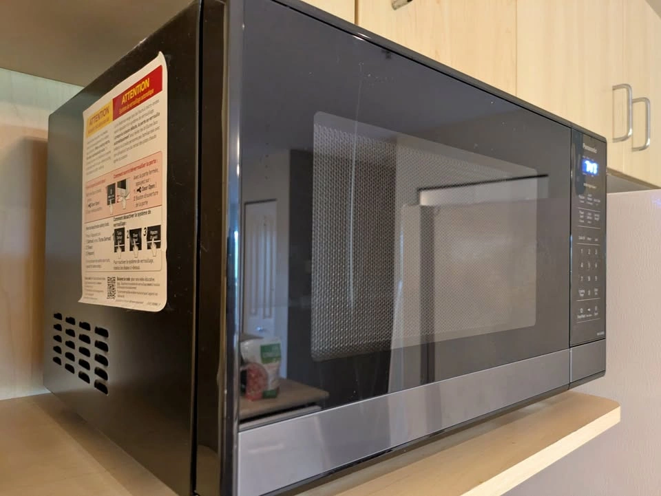 Panasonic 0.9 cu. ft. Microwave (900W)
