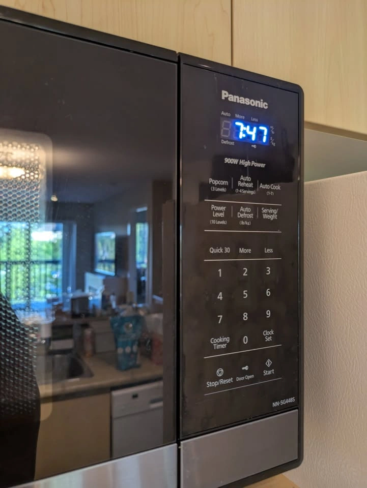 Panasonic 0.9 cu. ft. Microwave (900W) - photo 2