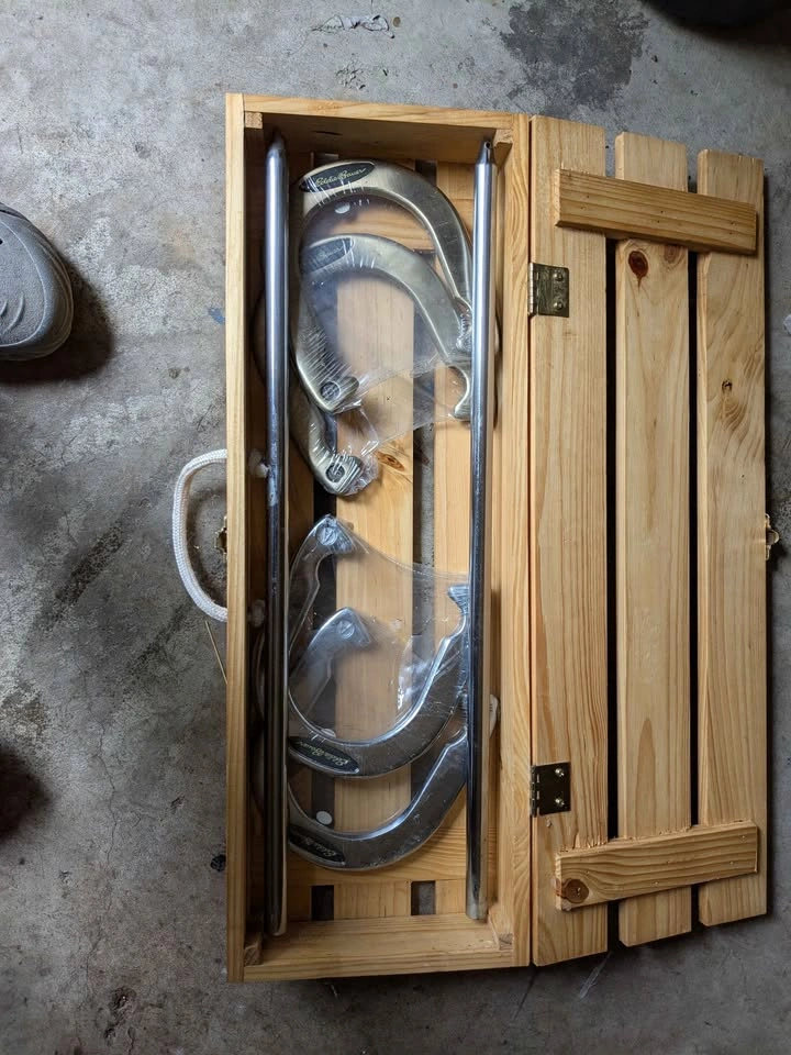 Eddie Bauer horseshoe set brand new - photo 2