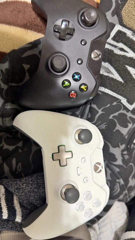 Both wired xbox 1 controller and elite controller