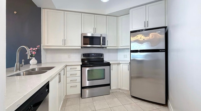 Condo for sale near square one - photo 5