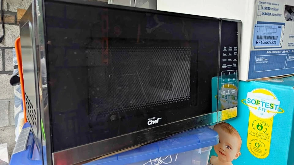 Storage Clear out | Used Mint Condition 0.7 cu-ft Microwave