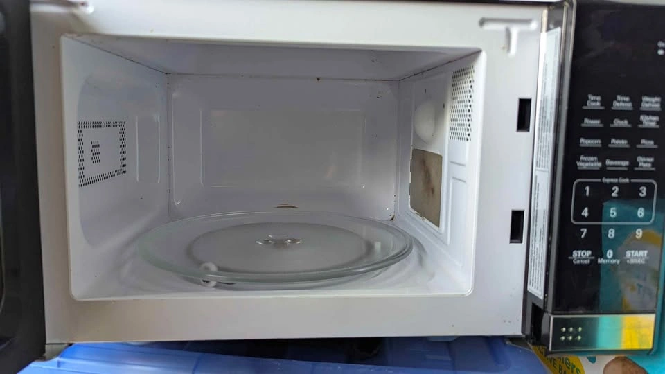 Storage Clear out | Used Mint Condition 0.7 cu-ft Microwave - photo 2