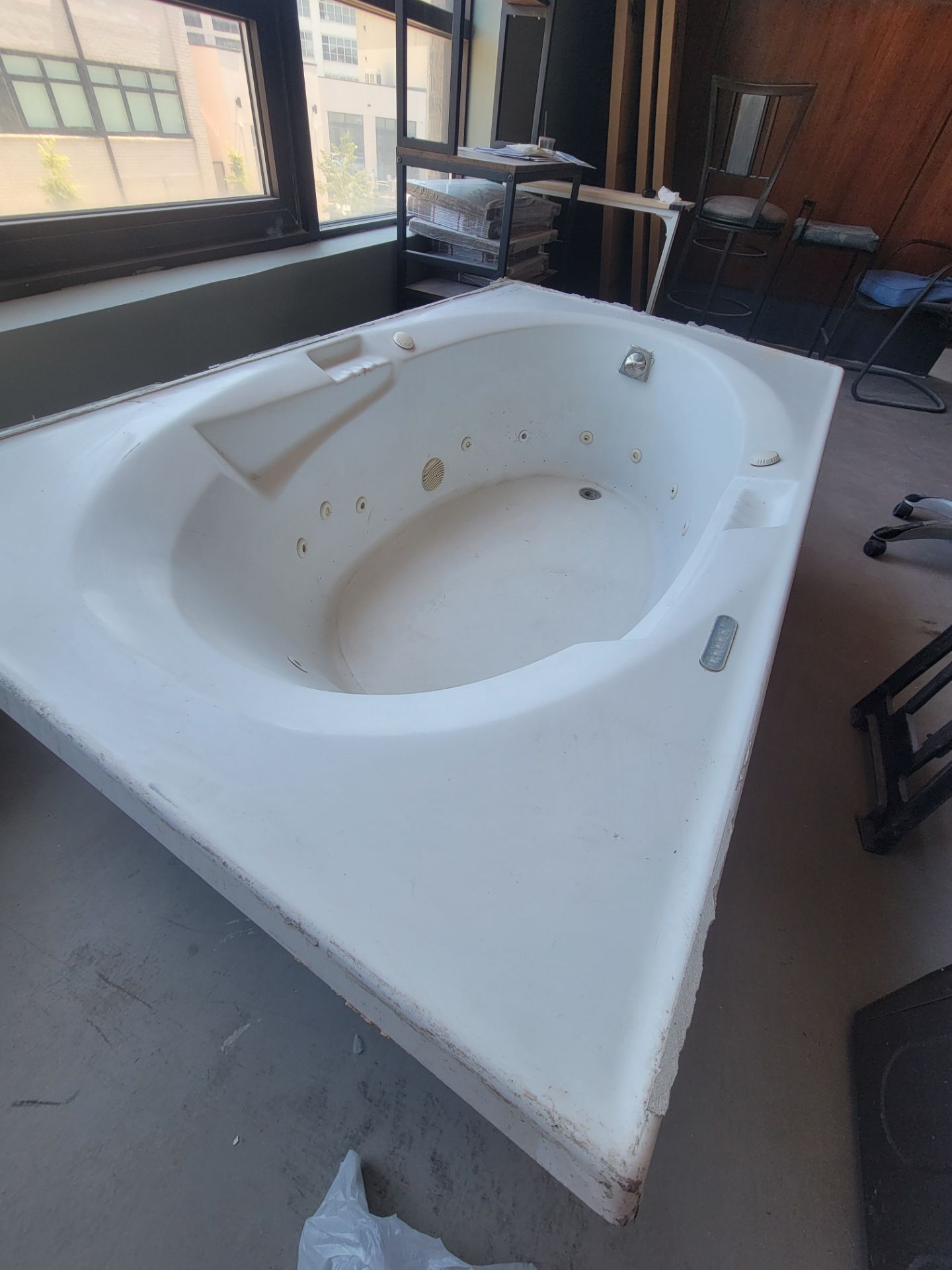 Free Oceania Jetted Whirlpool Bathtub (70.5" x 41.5")