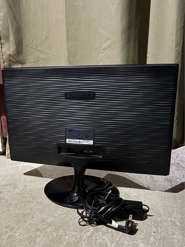 Samsung 24” Screen - photo 2