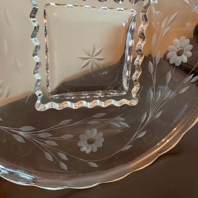 Large 14" Round Vintage Cornflower Radiance glass plate platter - photo 5