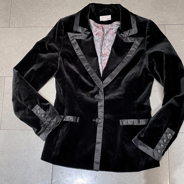 Gorgeous Black Velvet Tuxedo style blazer with Satin detail - XS - photo 2