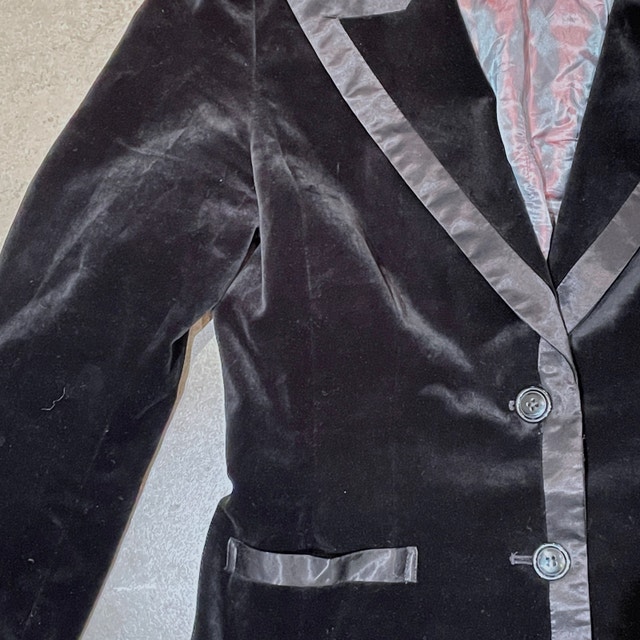 Gorgeous Black Velvet Tuxedo style blazer with Satin detail - XS - photo 4