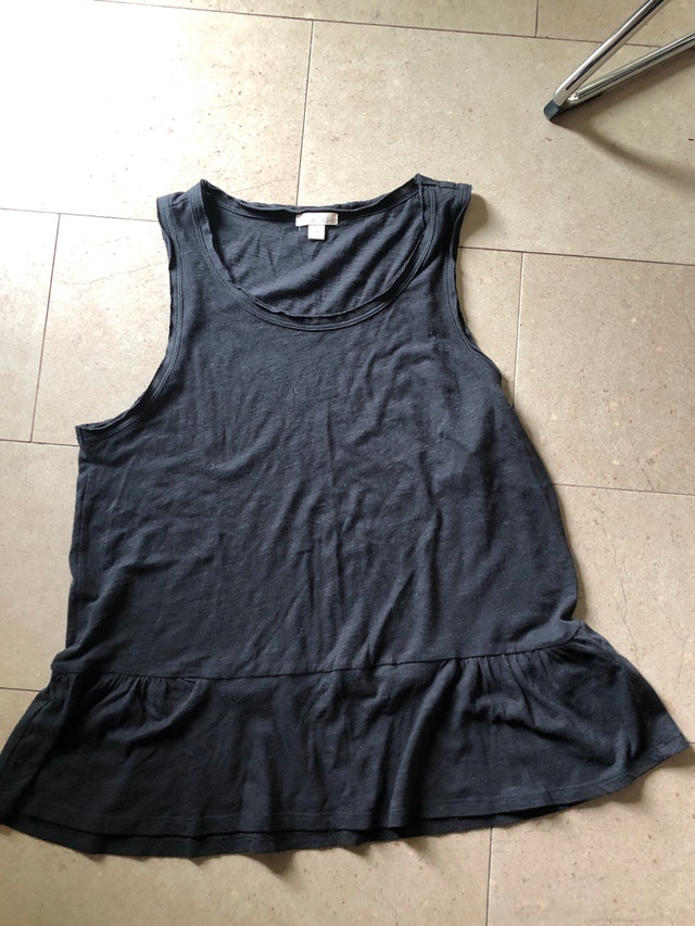 GAP Black Tank Ruffled bottom - Medium
