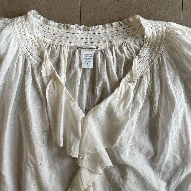 Diane Von Furstenberg White Ruffle V-neck Cotton Blouse-Size 6 - photo 4