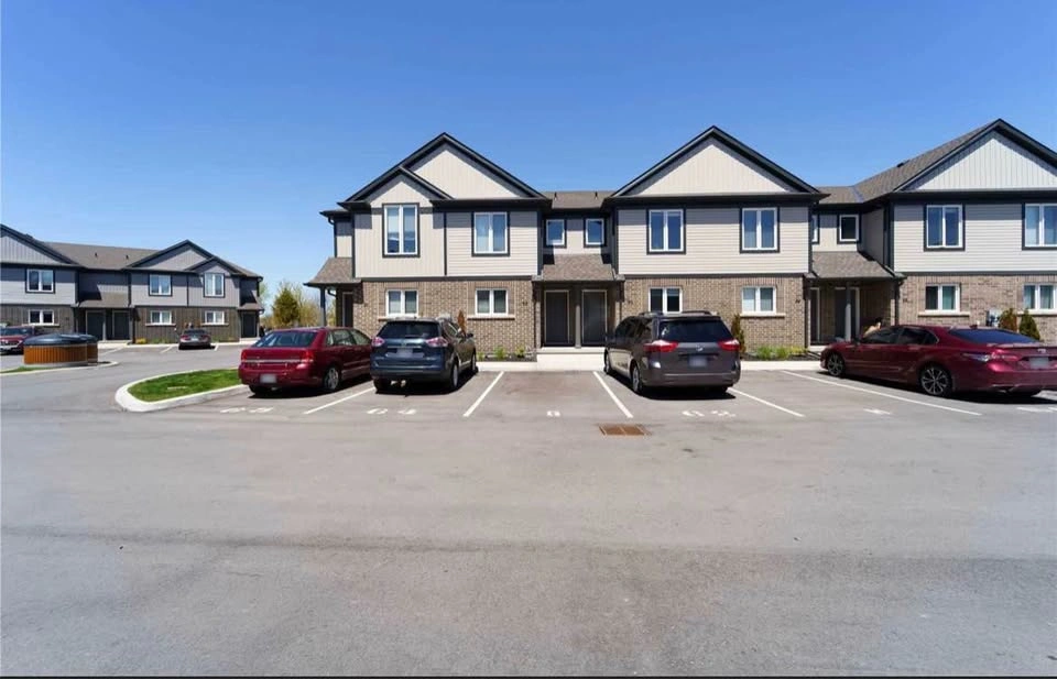 3 Beds 2 Baths - Townhouse - photo 2