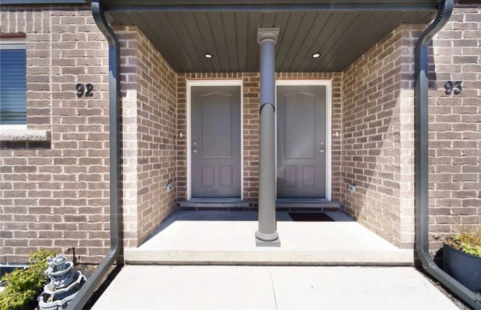 3 Beds 2 Baths - Townhouse - photo 3