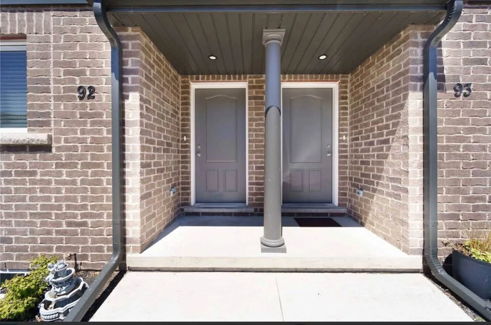 3 Beds 2 Baths - Townhouse - photo 4