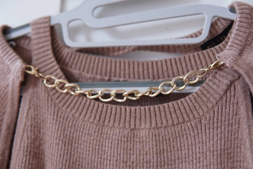 Mauve Ribbed Knit Dress with Gold Chain Detail - photo 3