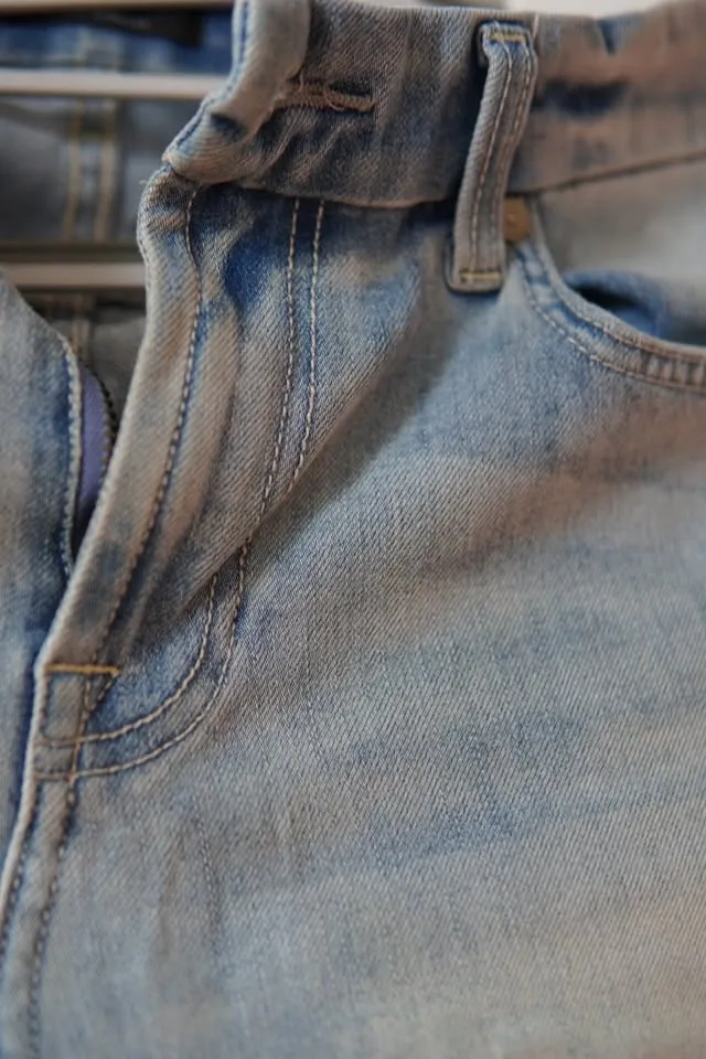 Light wash denim jeans - photo 3