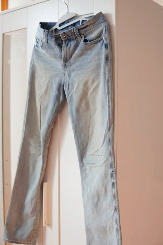 Light wash denim jeans - photo 4
