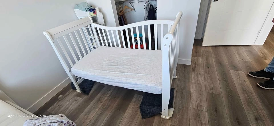 Baby crib with mattress from pet free and smoke free home - photo 2