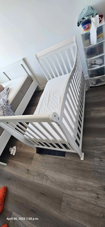 Baby crib with mattress from pet free and smoke free home - photo 3