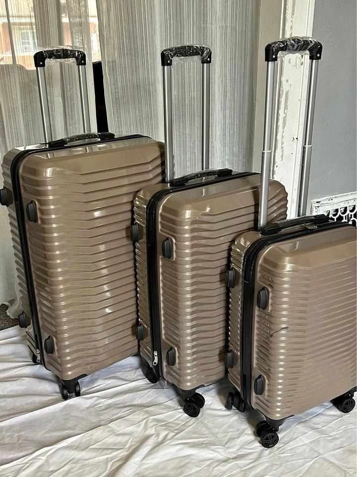 BRAND NEW SET OF LUGGAGE FOR SALE