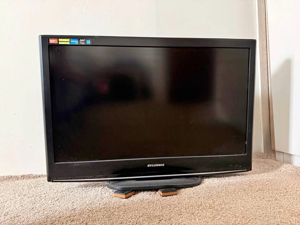 Sylvania TV 32” + Amazon Fire TV Stick