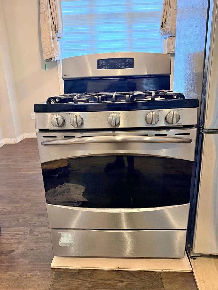 GE Profile 5-Burner Gas Range – Stainless Steel