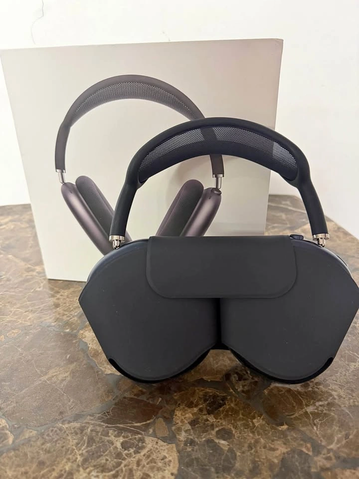 Apple AirPods Max Midnight headphones