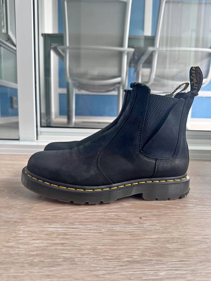 Dr. Martens Chelsea Boots in black, men's size US 9