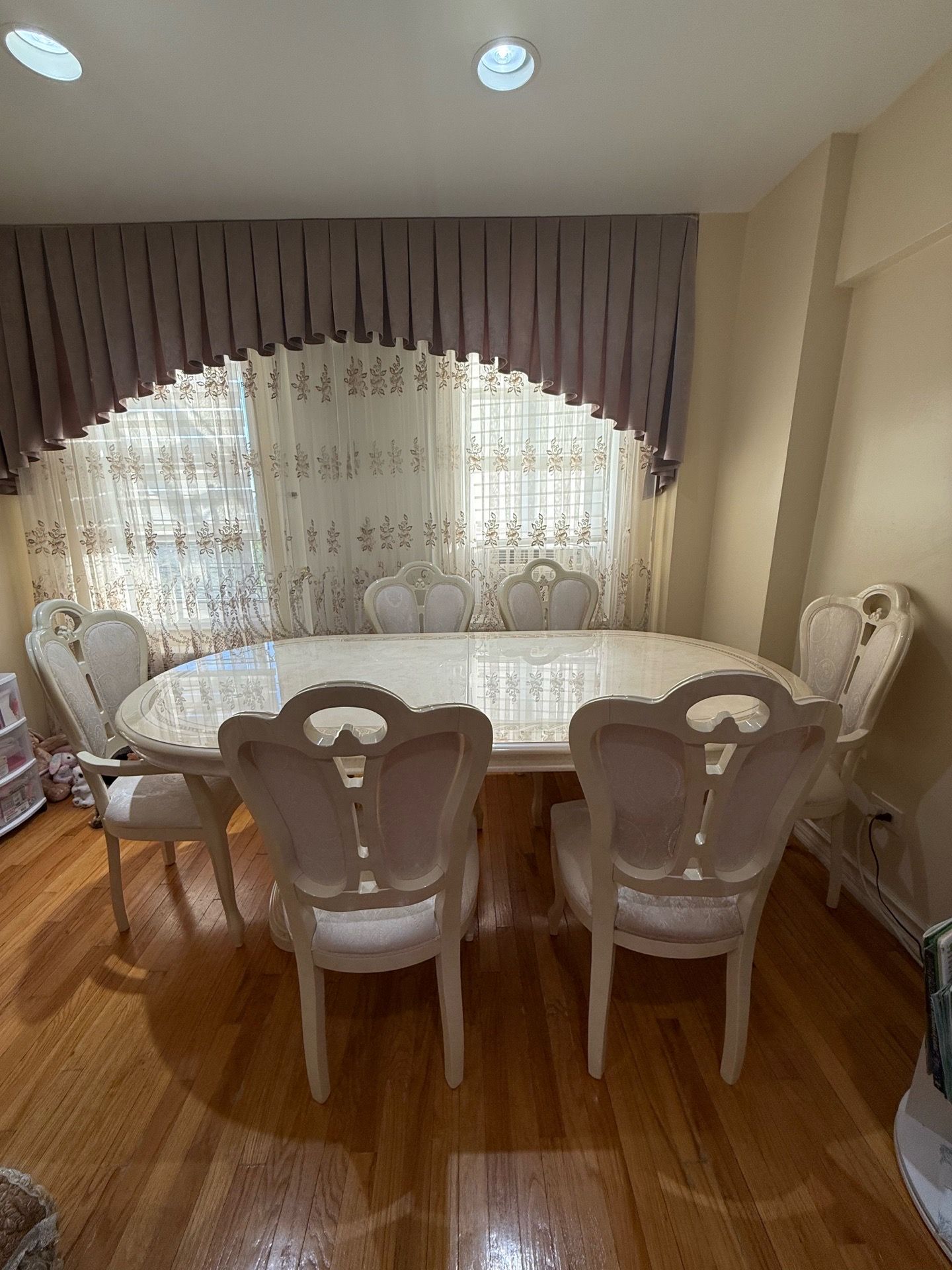 Table with chairs - photo 2