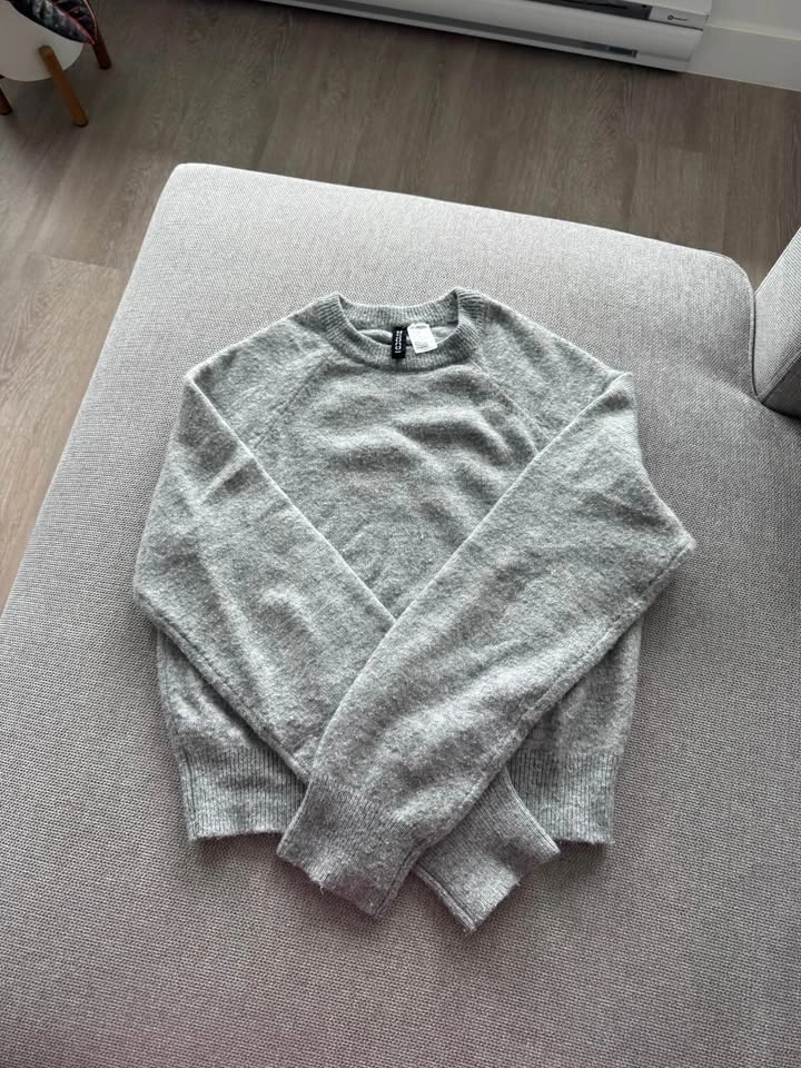 Uniqlo Cardigan & H&M Divided Sweater Bundle - photo 3